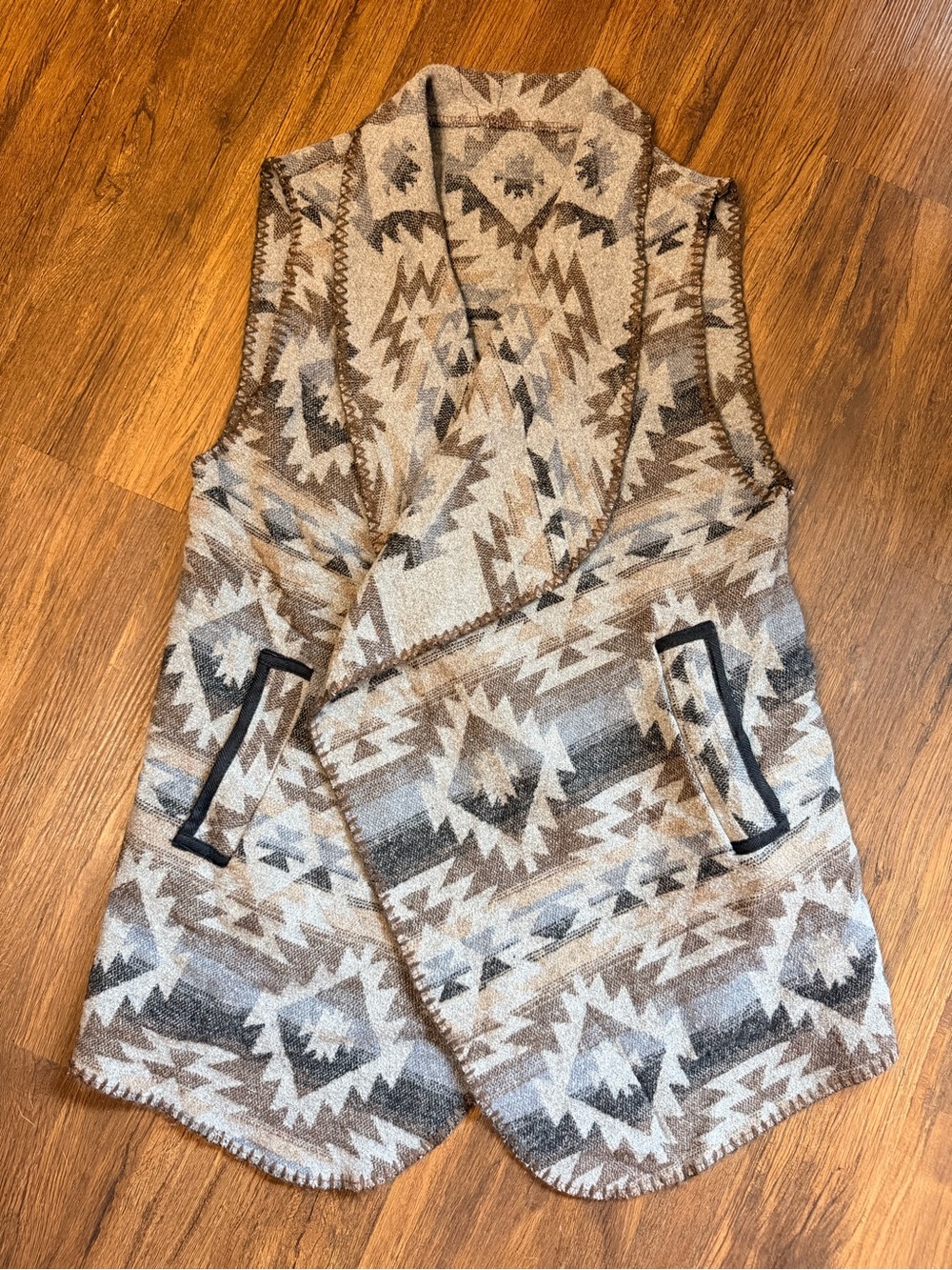Western Style Open-Front Aztec-Pattern Vest - Picture 12 of 12